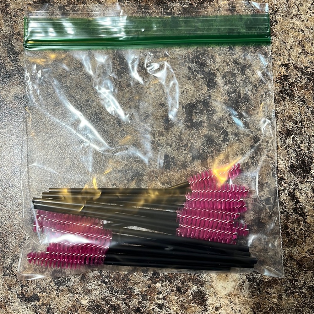 NEW 20 pack of eye lash and brow brushes pink and black lash extensions